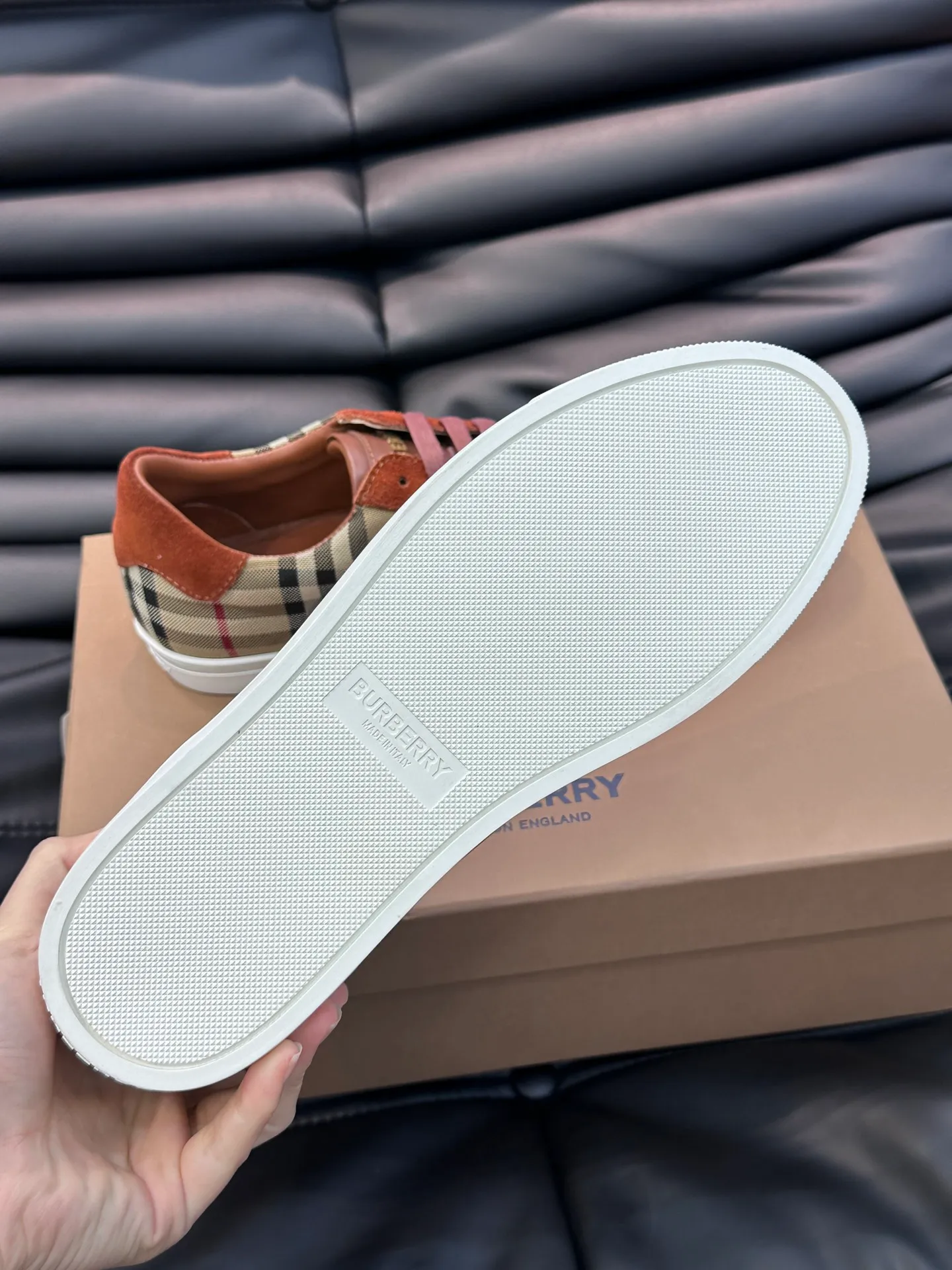 Men's shoes 💰p380 Men's classic low-top sneakers from "burberr*" are reinterpreted with Vintage retro plaid cotton and cowhide materials, and are decorated with a new brand logo. First-layer sheepskin lining, embossed Burberry lettering logo on the heel, T men's shoes 💰pU original outsole! Size: 38-44 (45 46 customized)